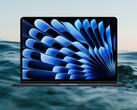 El Apple MacBook Air 13 M4 (2025) cuenta con una pantalla Liquid Retina IPS de 13,6 pulgadas. (Fuente de la imagen: Apple/Amazon, Unsplash, editado)
