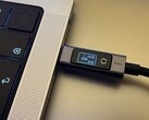 El cable USB-C a USB-C de Ugreen de 240W con pantalla digital en modo horizontal