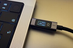 El cable USB-C a USB-C de Ugreen de 240W con pantalla digital en modo horizontal