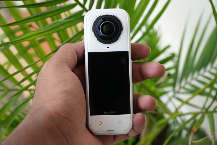 La Insta360 X5 en color blanco satinado (Fuente de la imagen: Abhinav Fating/Notebookcheck)