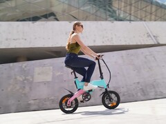 La bicicleta eléctrica plegable ONEBOT S2 pesa 39 libras (~18 kg). (Fuente de la imagen: ONEBOT)