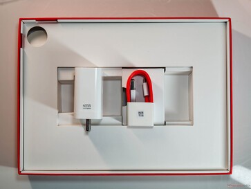 En la caja vienen un cargador de 45 W, un cable USB Tipo-A a Tipo-C y una herramienta para extraer la SIM (para la versión 5G). (Fuente de la imagen: Notebookcheck)