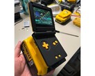 Un usuario de Reddit ha combinado una GBA con una batería DeWalt, lo que le da una autonomía teórica de unos 17 días. (Fuente de la imagen: Bangooh vía Reddit)