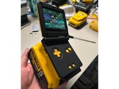 Un usuario de Reddit ha combinado una GBA con una batería DeWalt, lo que le da una autonomía teórica de unos 17 días. (Fuente de la imagen: Bangooh vía Reddit)
