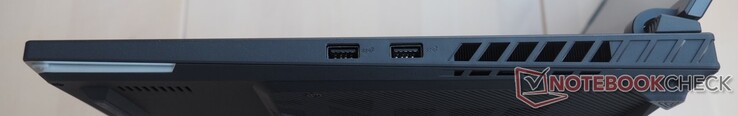 Lado derecho: 2x USB-A 3.2 Gen 2