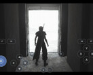 Juego de PC ejecutándose a través de DroidDeck en Android, mostrando un personaje en un paisaje nevado con botones de mando virtuales.