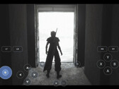 Juego de PC ejecutándose a través de DroidDeck en Android, mostrando un personaje en un paisaje nevado con botones de mando virtuales.