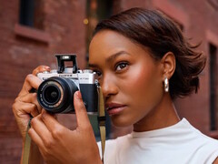 La cámara digital sin espejo Fujifilm X-T30 III es un modelo compacto que ofrece imágenes fijas de 26,1 MP y vídeos 6K 30P. (Fuente de la imagen: Fujifilm)