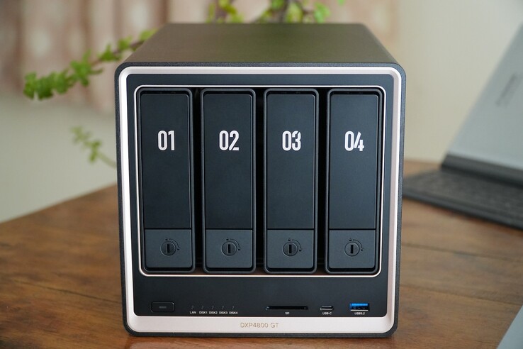 El Ugreen NASync DXP4800 GT cuenta con dos puertos 10 GbE