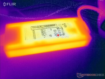 El adaptador de CA alcanza poco más de 45 C cuando funciona con cargas exigentes