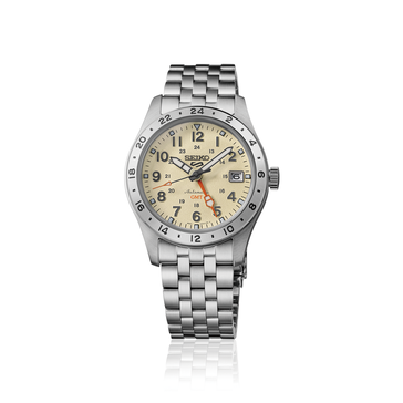 Vista frontal del Seiko 5 Sports Field GMT HDB002, con una esfera de color crema