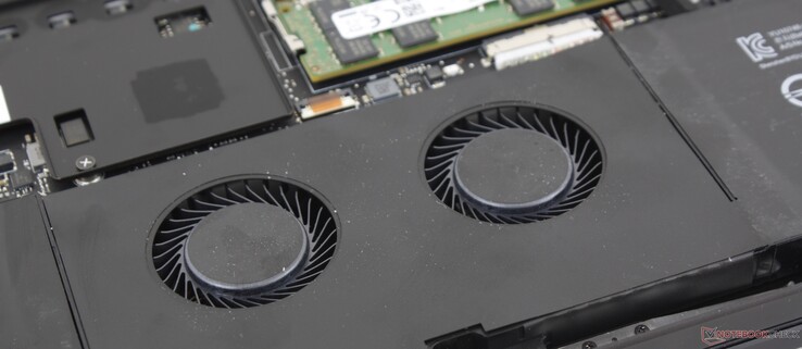 El Blade Pro 17 es el único portátil para juegos GeForce RTX con dos ventiladores debajo del teclado para ayudar a la refrigeración El Blade Pro 17 es el único portátil para juegos GeForce RTX con dos ventiladores debajo del teclado para ayudar a la refrigeración