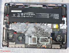 La RAM y el zócalo SSD se encuentran debajo de la placa base