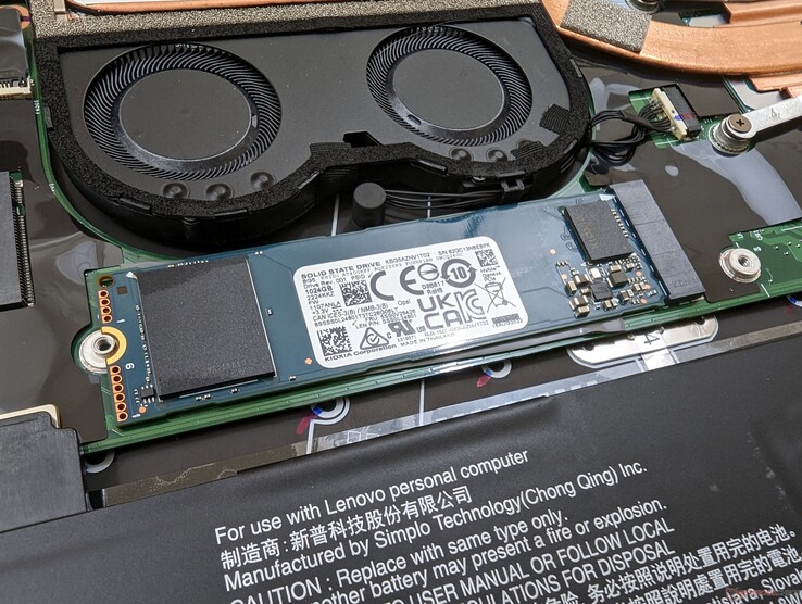 Sólo admite hasta una unidad SSD M.2 2280. La cubierta de cobre incluida se retiró para esta captura de pantalla