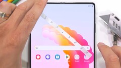 El UTG del Samsung Galaxy Z Fold6 podría ser inmune a los arañazos de las uñas, a diferencia del Galaxy Z Fold5. (Imagen: JerryRigEverything)