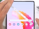 El UTG del Samsung Galaxy Z Fold6 podría ser inmune a los arañazos de las uñas, a diferencia del Galaxy Z Fold5. (Imagen: JerryRigEverything)