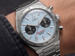 Primer plano del cronógrafo Timex Q Timex Continental TW2Y92400 en la muñeca, con una esfera radial de estilo CD en azul hielo, subesferas negras, bisel taquimétrico plateado y brazalete integrado de acero inoxidable.