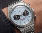 Primer plano del cronógrafo Timex Q Timex Continental TW2Y92400 en la muñeca, con una esfera radial de estilo CD en azul hielo, subesferas negras, bisel taquimétrico plateado y brazalete integrado de acero inoxidable.