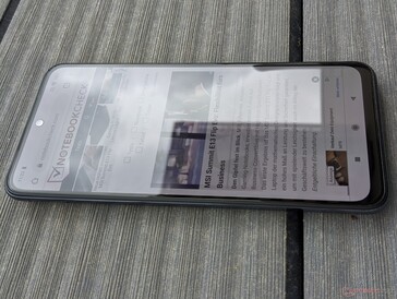 Xiaomi Redmi Note 10S al aire libre en un día nublado