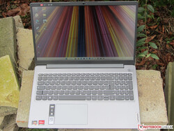 El Lenovo IdeaPad 3 15ABA7 (82RN007LGE), proporcionado por: