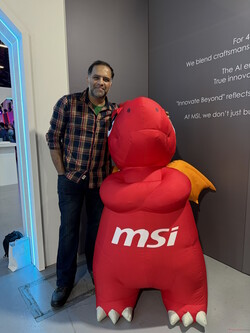 Con Lucky, el dragón, la mascota de MSI.