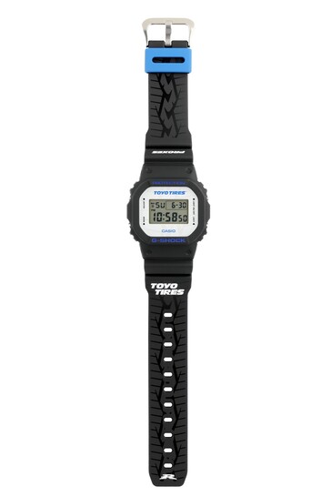 Vista frontal del reloj Casio G-Shock DW5600TT25-1 x Toyo Tires de edición limitada.