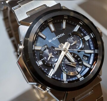 Primer plano del Casio G-Shock GST-W1000AD-2A con esfera azul, en el que se aprecia su diseño con tres subesferas dispuestas en capas, los índices luminosos, las agujas plateadas y el bisel negro.