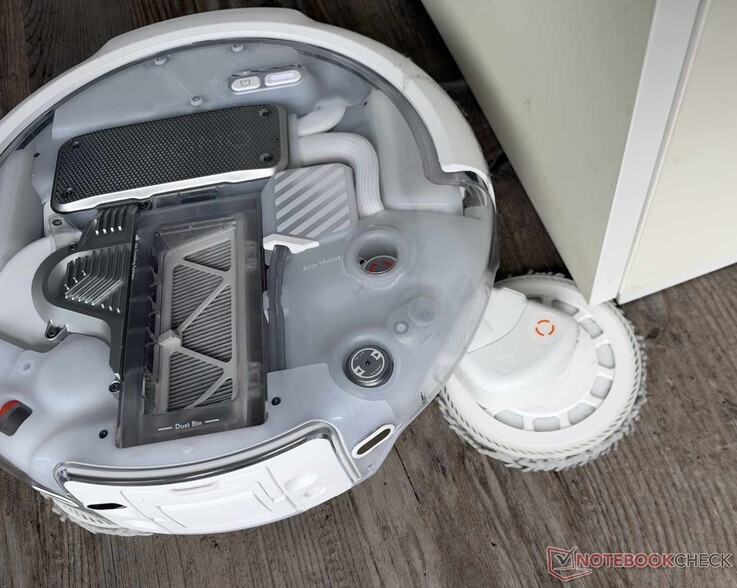 El DJI Romo P2 extiende una de sus dos mopas especialmente hacia fuera.