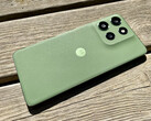El Motorola Moto G55 en la variante de color verde Pantone Dill. (Fuente de la imagen: Notebookcheck)