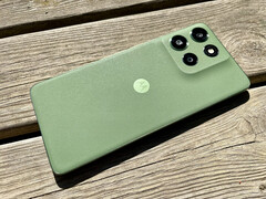 El Motorola Moto G55 en la variante de color verde Pantone Dill. (Fuente de la imagen: Notebookcheck)