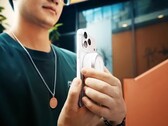 El flash de xenón Godox A2 se acopla magnéticamente a teléfonos inteligentes Qi2 y MagSafe.