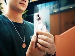 El flash de xenón Godox A2 se acopla magnéticamente a teléfonos inteligentes Qi2 y MagSafe.