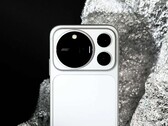 El Honor Magic9 Pro Max que aparece en la imagen, en color plata