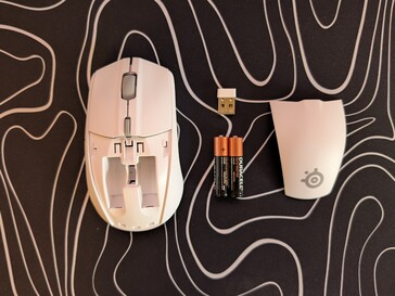 La carcasa se abre deslizándose para revelar las ranuras de la batería y la ranura para el dongle de 2,4 GHz.