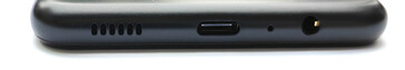 Parte inferior: Altavoz, puerto USB tipo C, micrófono, conector de audio de 3,5 mm