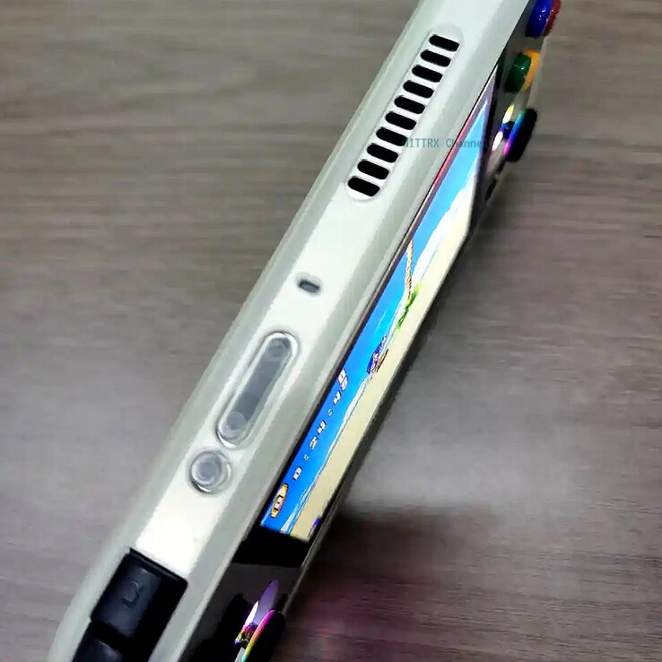El Anbernic RG477M tiene una pequeña solución de refrigeración activa denotada por la rejilla de ventilación en la parte superior del dispositivo. (Fuente de la imagen: vía Nittrx)