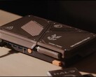 Una consola de videojuegos compacta fabricada a medida que cuenta con un mini PC, rejillas de ventilación a la vista, puertos USB y botones de encendido de color naranja sobre un escritorio.