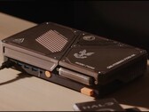 Una consola de videojuegos compacta fabricada a medida que cuenta con un mini PC, rejillas de ventilación a la vista, puertos USB y botones de encendido de color naranja sobre un escritorio.