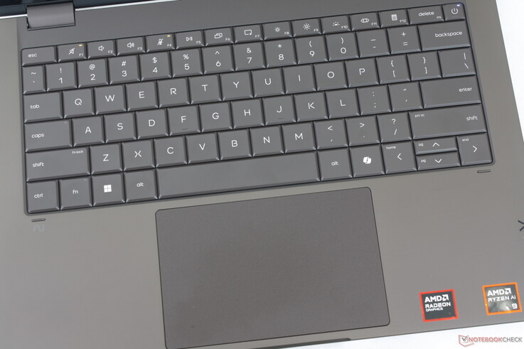 Diseño y distribución del teclado idénticos a los del OmniBook Ultra 14, pero con un panel táctil ligeramente más pequeño, de 12,5 x 8 cm.