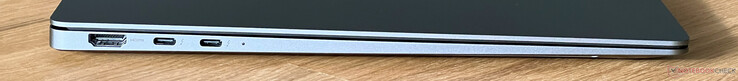 Izquierda: HDMI 2.1, 2x USB-C 4.0 con Thunderbolt 4 (40 GBit/s, modo DisplayPort ALT, Power Delivery)