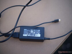 Fuente de alimentación USB-C compacta de 65 vatios de Lite-On