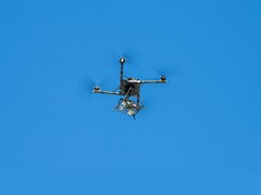 Un avión no tripulado Alta X transportando una carga útil simulada construida a medida para un entorno de sistemas aéreos no tripulados (Fuente de la imagen: NASA/Brandon Torres Navarette; editado)