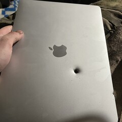 Un MacBook Air M1 de Apple supuestamente detiene un fragmento de proyectil (Fuente de la imagen: lanevychs on X)
