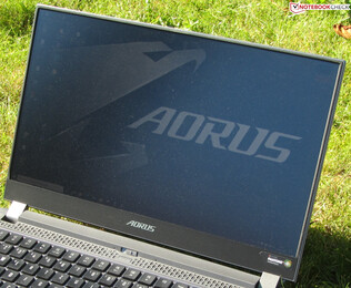 El Aorus 15 al aire libre (rodado a pleno sol).