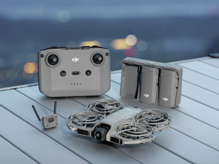 La DJI Neo 2 con su módulo de transmisión de vídeo digital y otros accesorios. (Fuente de la imagen: DJI)