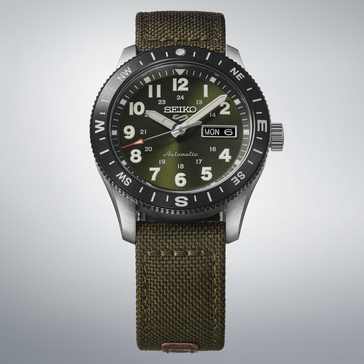Reloj de campaña Seiko 5 Sports HDB008 con esfera verde, bisel de brújula negro y correa de nailon verde.