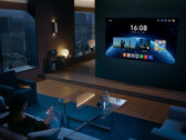 El Mate TV Pro ejecutando HarmonyOS y siendo controlado por el mando a distancia convencional de Huawei. (Fuente de la imagen: Huawei)