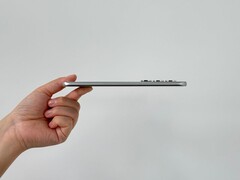 El Infinix Hot 60 Pro+ parece tener una configuración de triple cámara en la parte trasera. (Fuente de la imagen: UniverseIce en X)