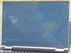 El Yoga 730 en el exterior (fotografiado bajo la luz directa del sol; el cielo está despejado)