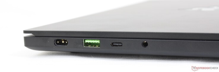 Izquierda: adaptador de CA, USB-A 3.2 Gen. 2, USB-C 3.2 Gen. 2 con DisplayPort 1.4 y Power Delivery, audio combinado de 3,5 mm